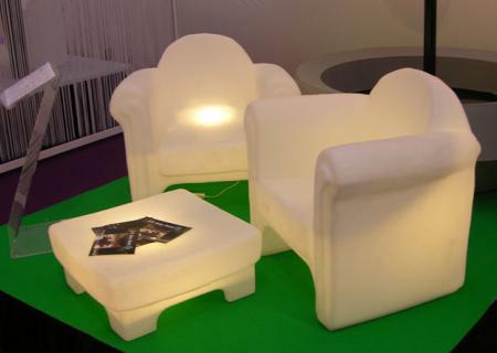 EASY CHAIR und LITTLE TABLE beleuchtet