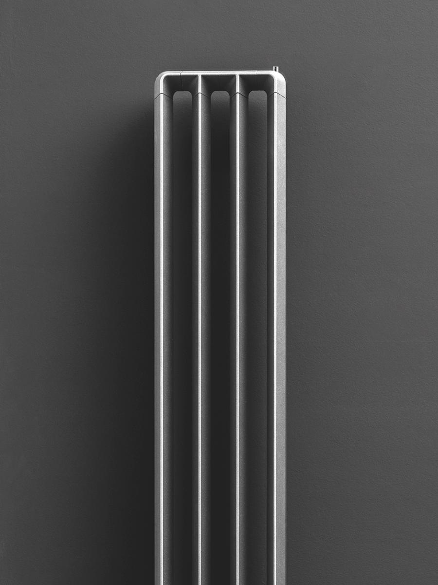 Antrax Design-Heizkrper GHISA vertikal in der Farbe Argento Raggrinzante ARRG, Breite 28 cm (4 Elemente)