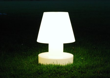 Bloom! Portable Lamp mit Batterie - im Garten