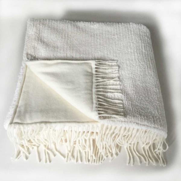 CARMA Plaid Strickkanin beige, zusammengelegt von CARMA Plaids CARMA Plaid Strickkanin beige, zusammengelegt