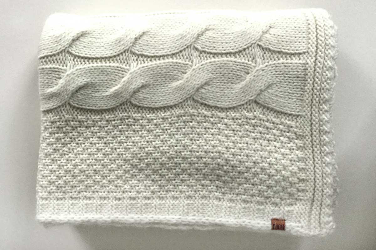 CARMA Strickplaid Siena in der Farbe off-white mit Zopfmuster von CARMA Plaids CARMA Strickplaid Siena in der Farbe off-white mit Zopfmuster