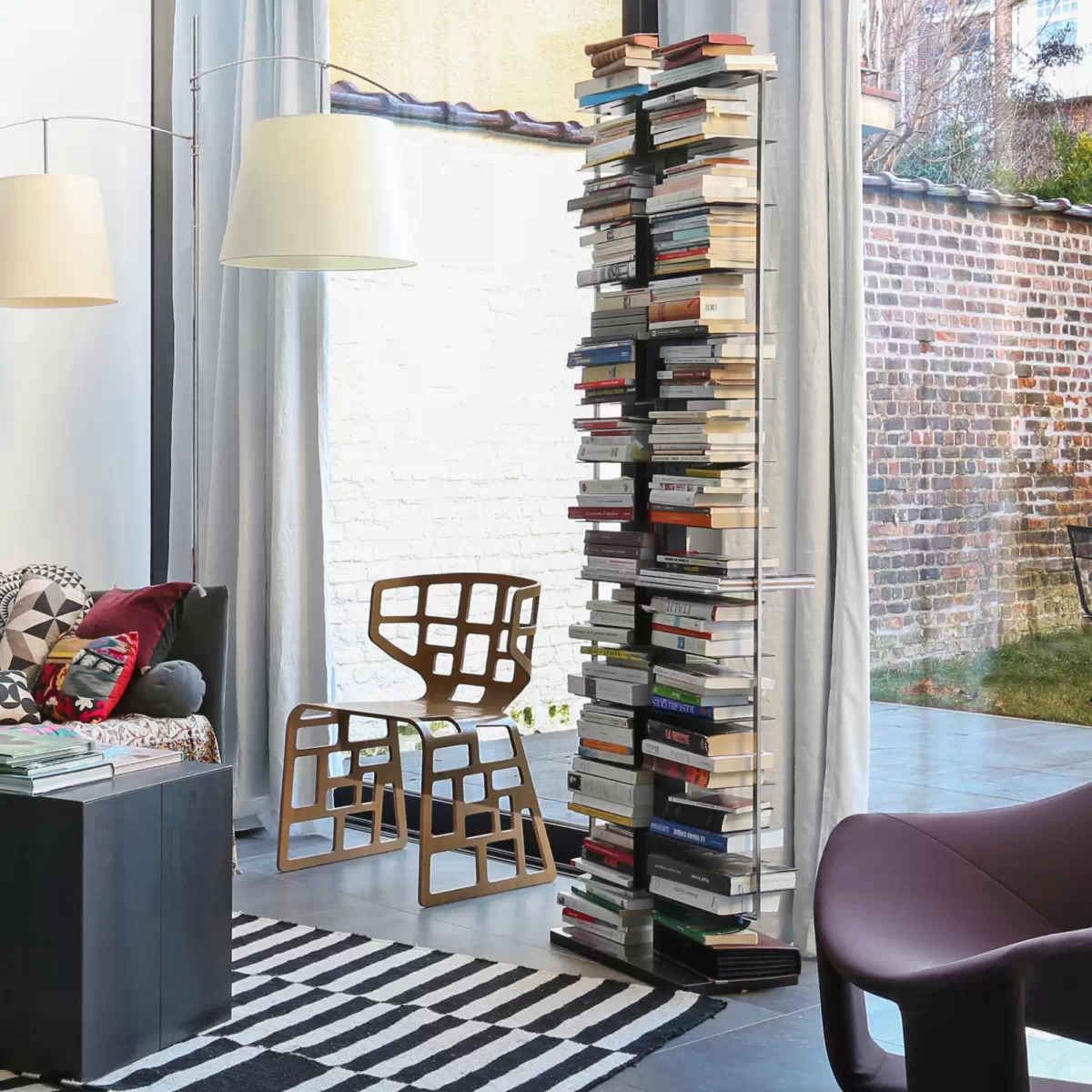 PTOLOMEO X2 Regal schwarz in einem schönen Ambiente gefüllt mit Büchern von OpinionCIATTI PTOLOMEO X2 Regal schwarz in einem schönen Ambiente gefüllt mit Büchern
