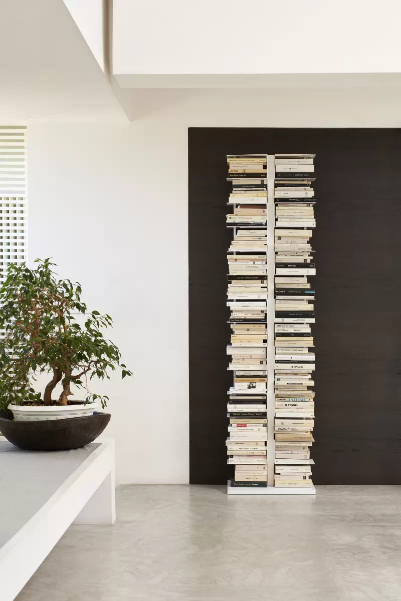 PTOLOMEO X2 Regal weiß in einem schönen Ambiente gefüllt mit Büchern von OpinionCIATTI PTOLOMEO X2 Regal weiß in einem schönen Ambiente gefüllt mit Büchern