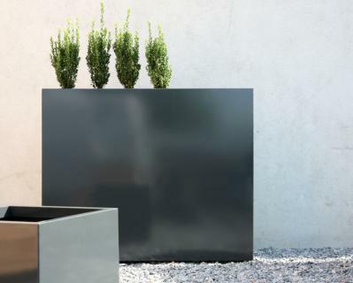 Hinten: FLOWERBOX Pflanzgefäß Höhe 80 cm, anthrazit von Conmoto Hinten: FLOWERBOX Pflanzgefäß Höhe 80 cm, anthrazit