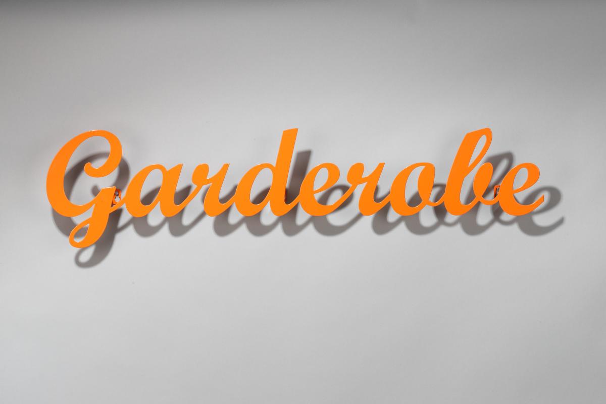 Garderobe Vincenz Warnke verkehrsorange von Klein und More Garderobe Vincenz Warnke verkehrsorange