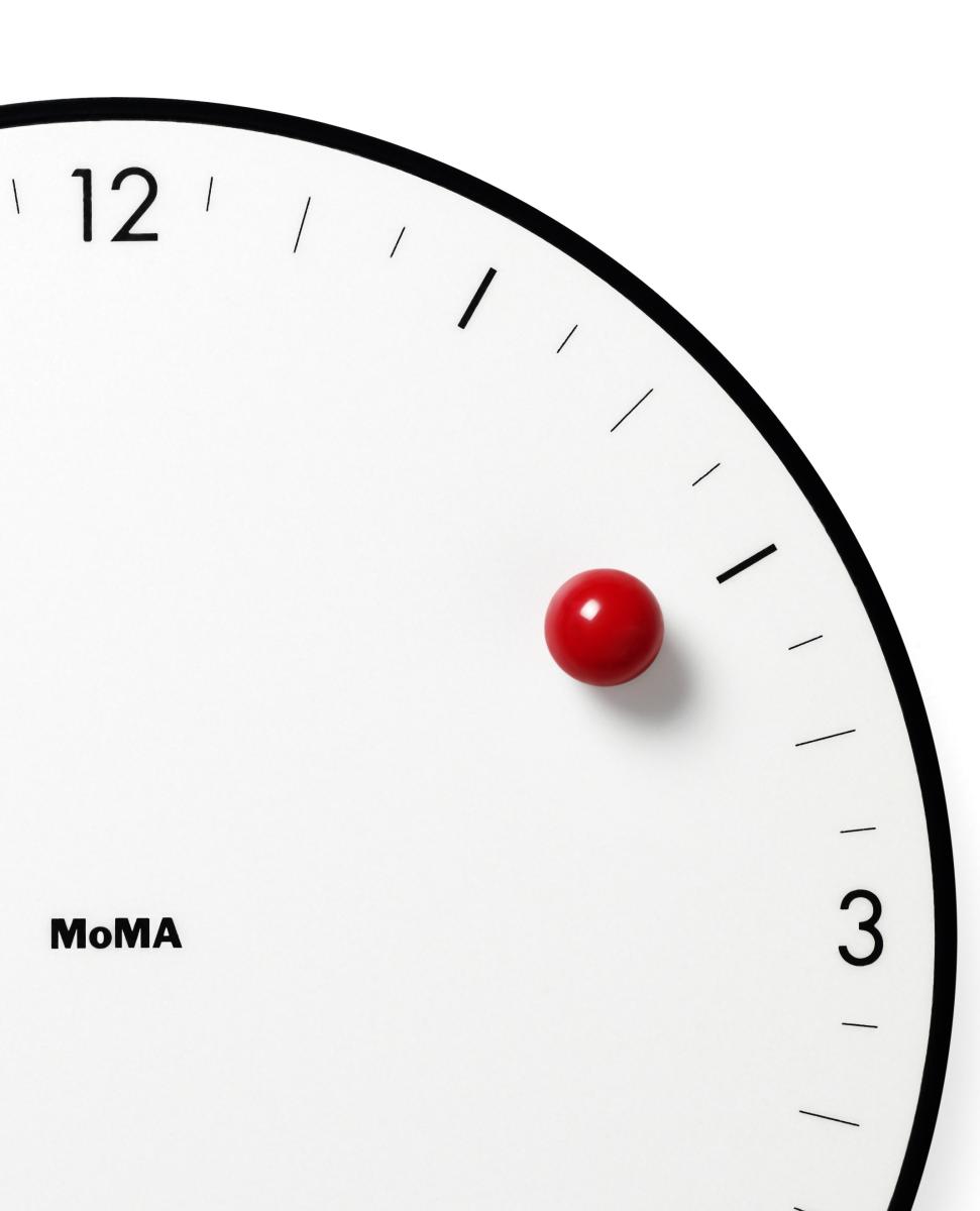 Die rote Kugel der TIMESPHERE Wanduhr im Detail von MoMA Die rote Kugel der TIMESPHERE Wanduhr im Detail