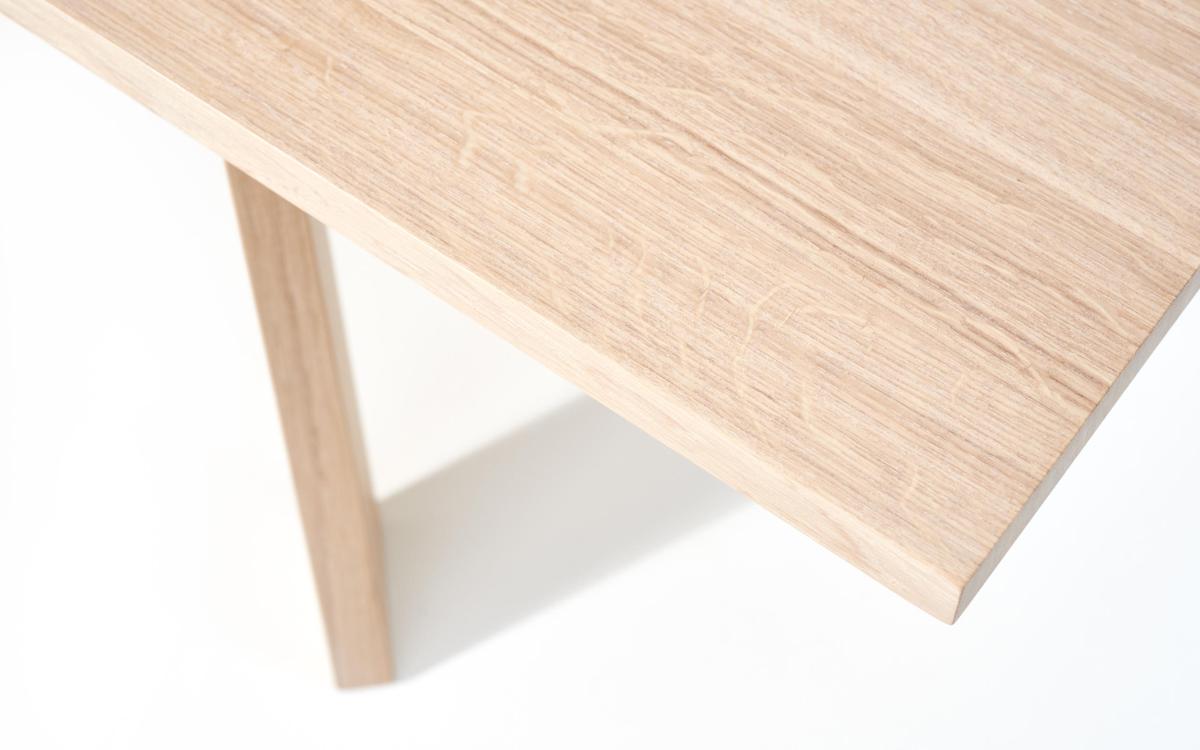 TOSH Tisch mit längst verlaufender Holzstruktur von more TOSH Tisch mit längst verlaufender Holzstruktur