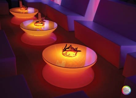 Lounge Leuchttisch LED PRO Accu Multicolor in der Bar