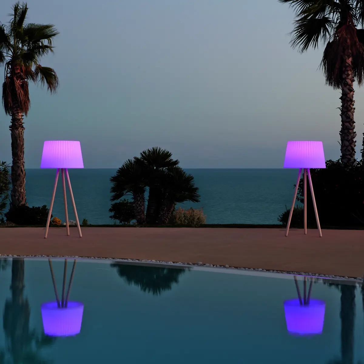 AGATA WOOD Standleuchte am Pool mit Pinken Licht