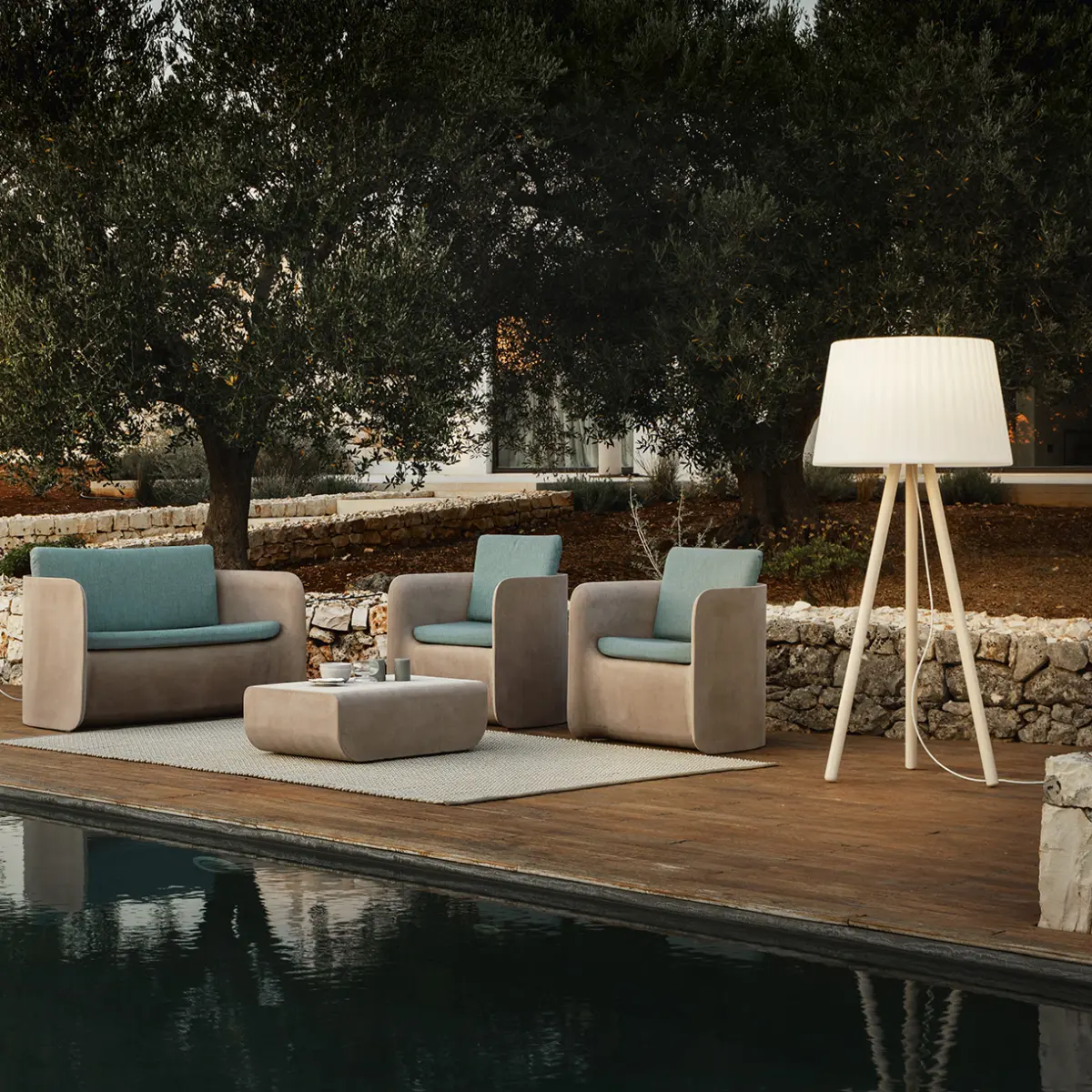 AGATA WOOD Standleuchte am Pool 