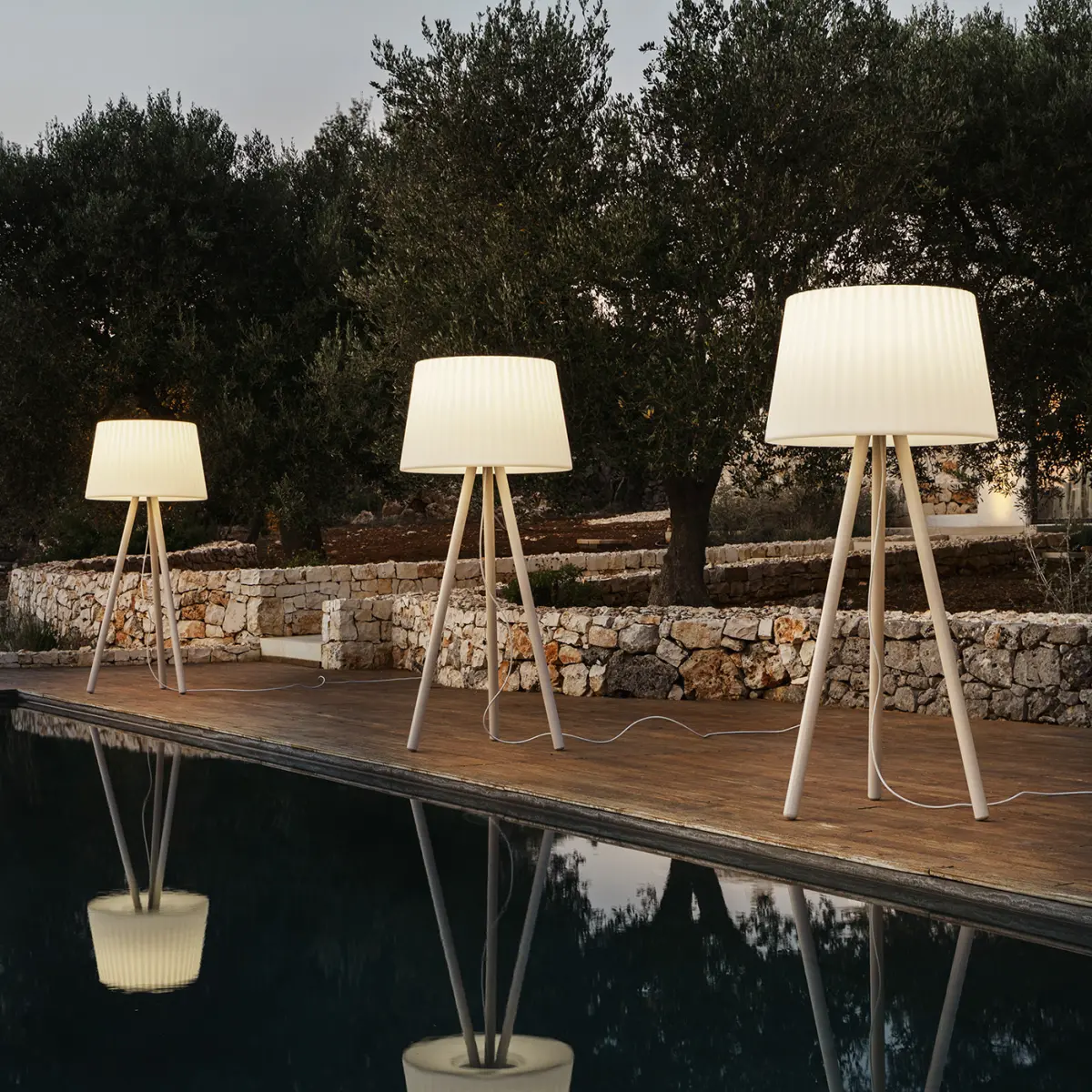 3 AGATA WOOD Standleuchten am Pool