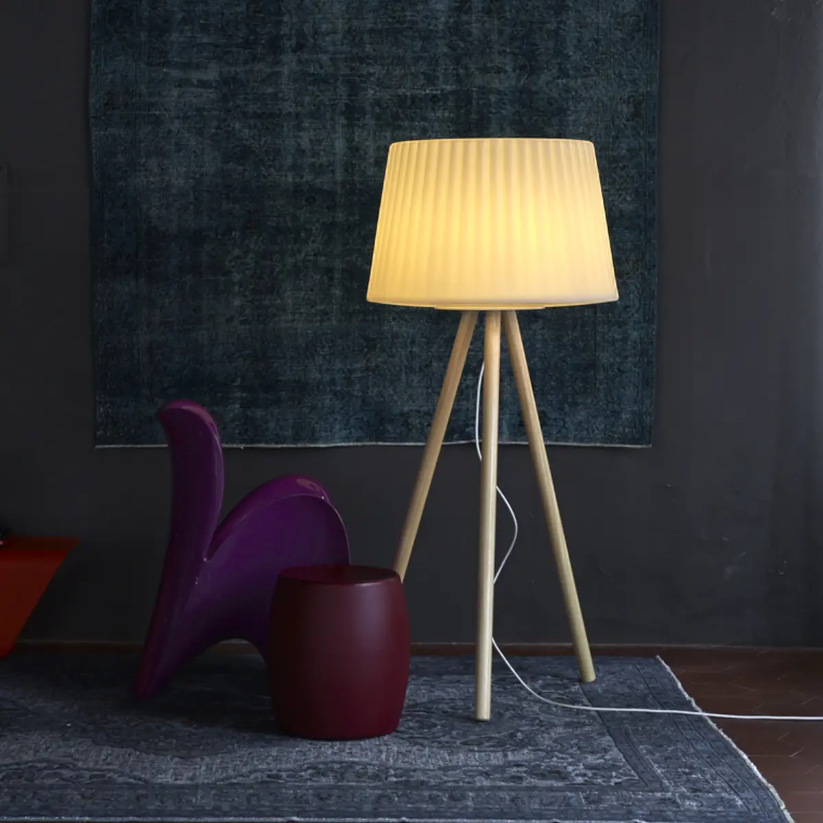 AGATA WOOD Standleuchte im Raum beleuchtet