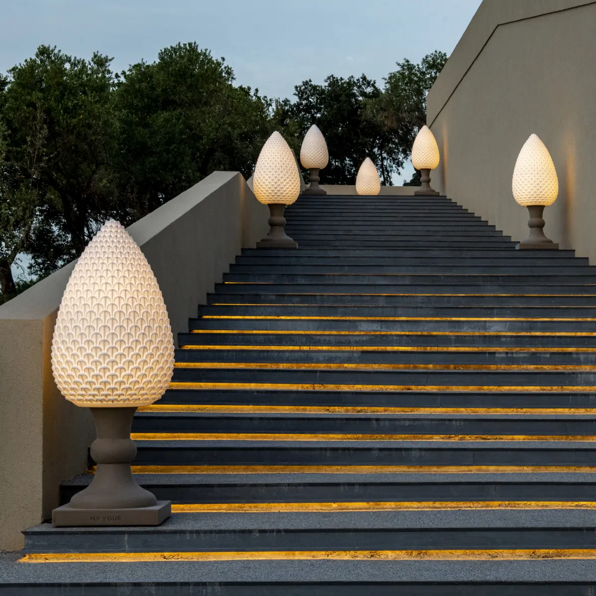 PINA Standleuchte auf Treppe beleuchtet