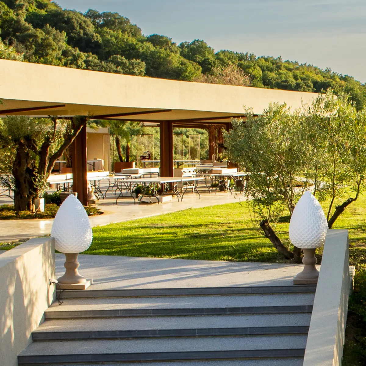 PINA Standleuchte auf Treppe