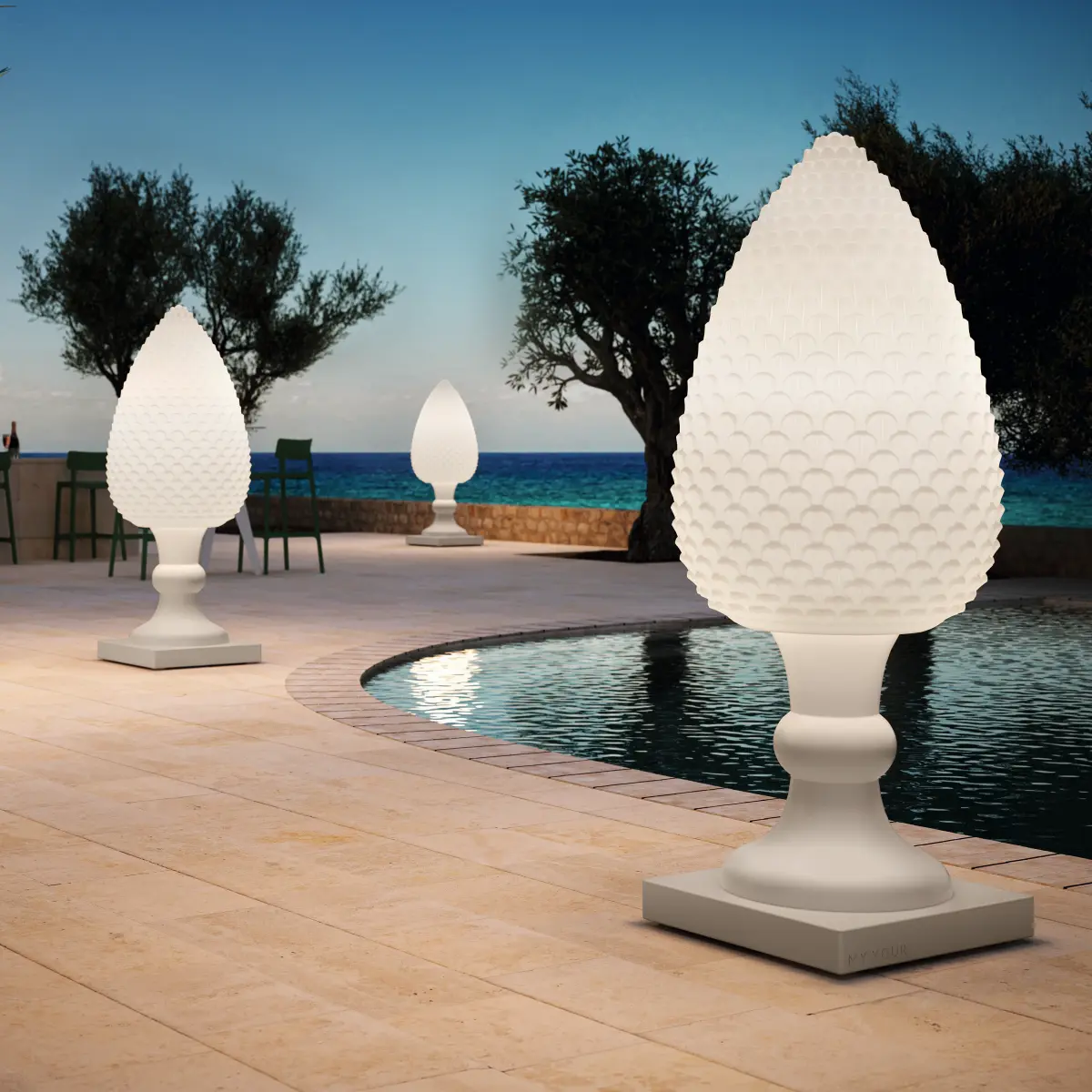 PINA Standleuchte beleuchtet am Pool