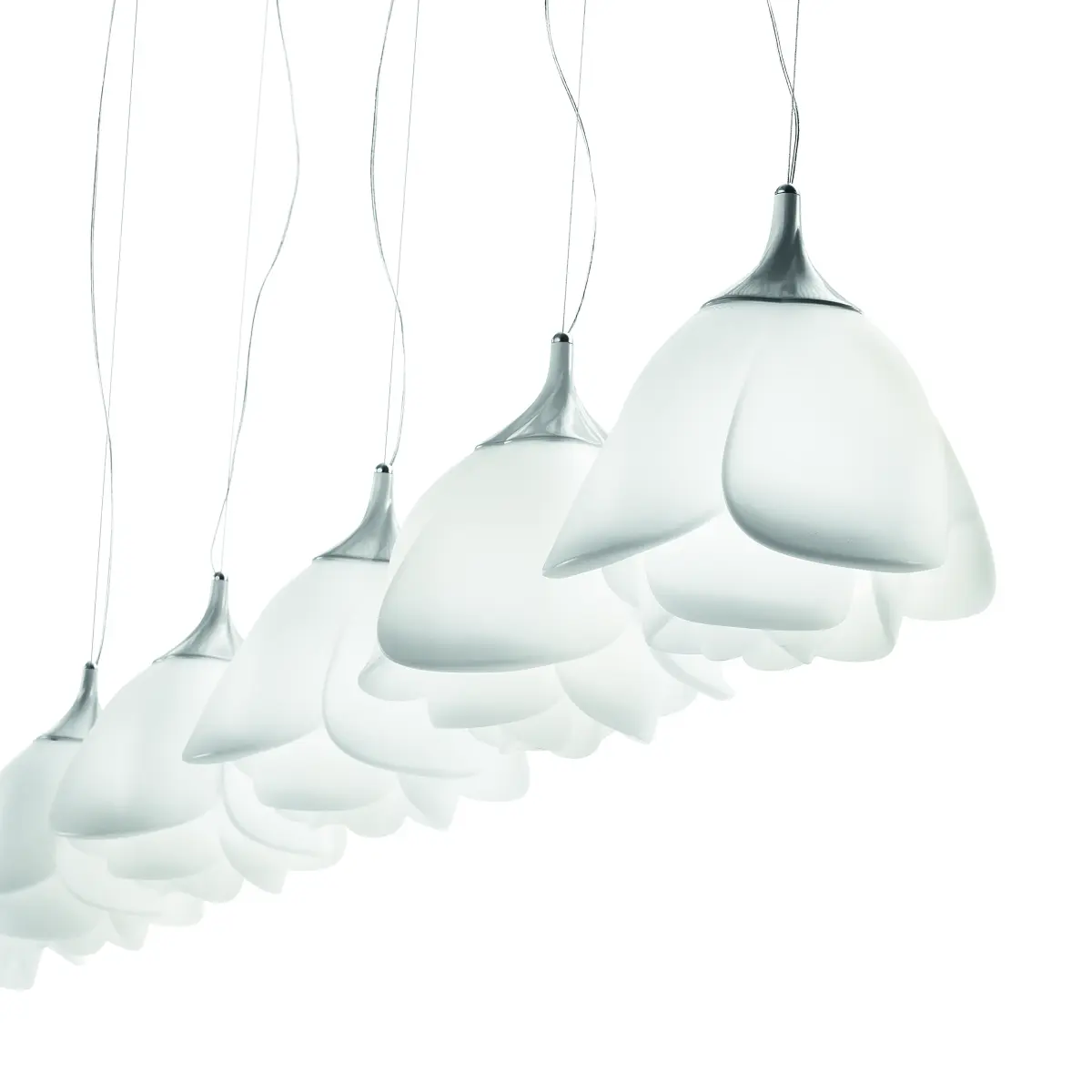 BABY LOVE Pendelleuchte mehrere hintereinander mit einem Wei�en  Hintergrund