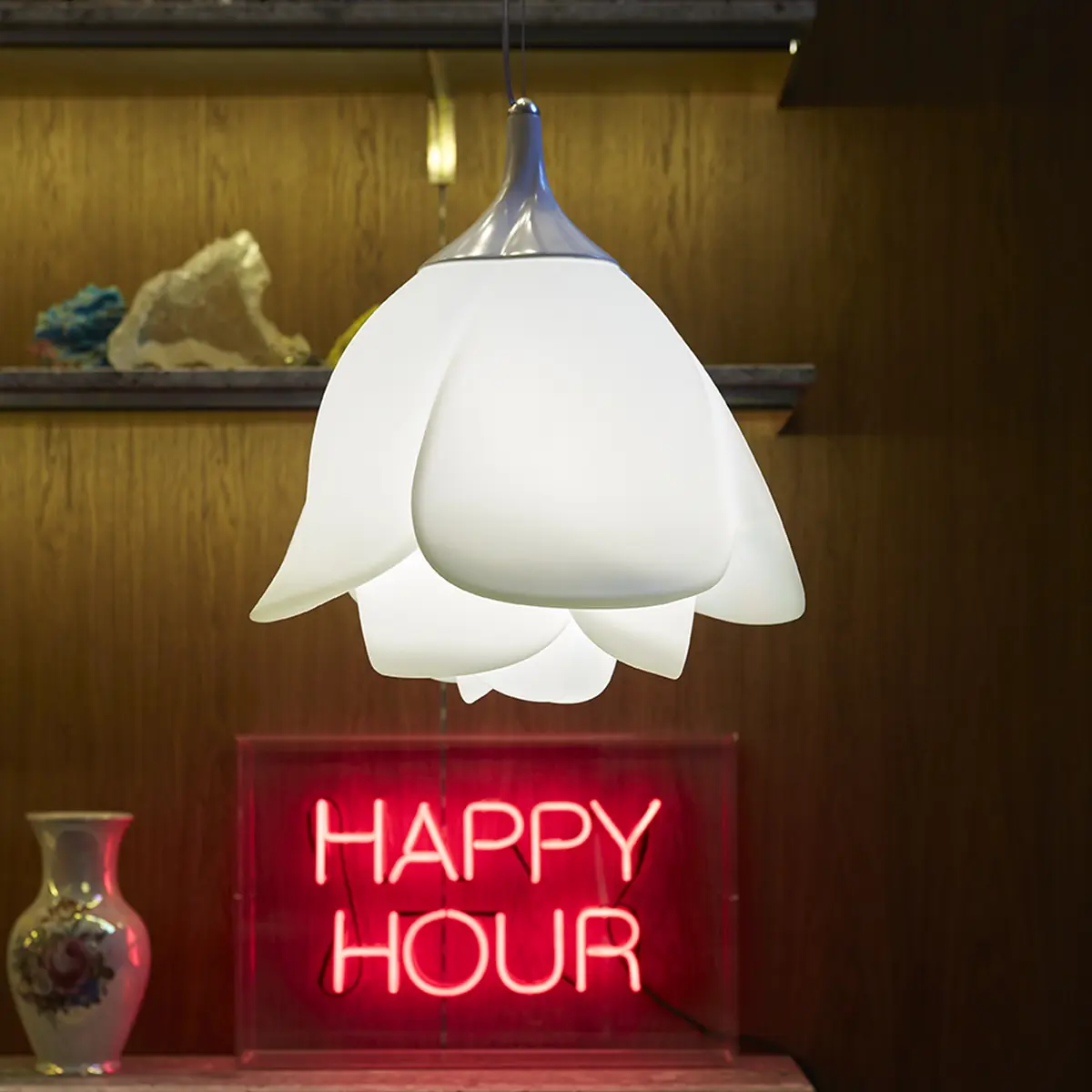 BABY LOVE Pendelleuchte 1 mal als Ambientebild in einem Raum mit Deko Nahaufnahme Fokus auf Leuchte