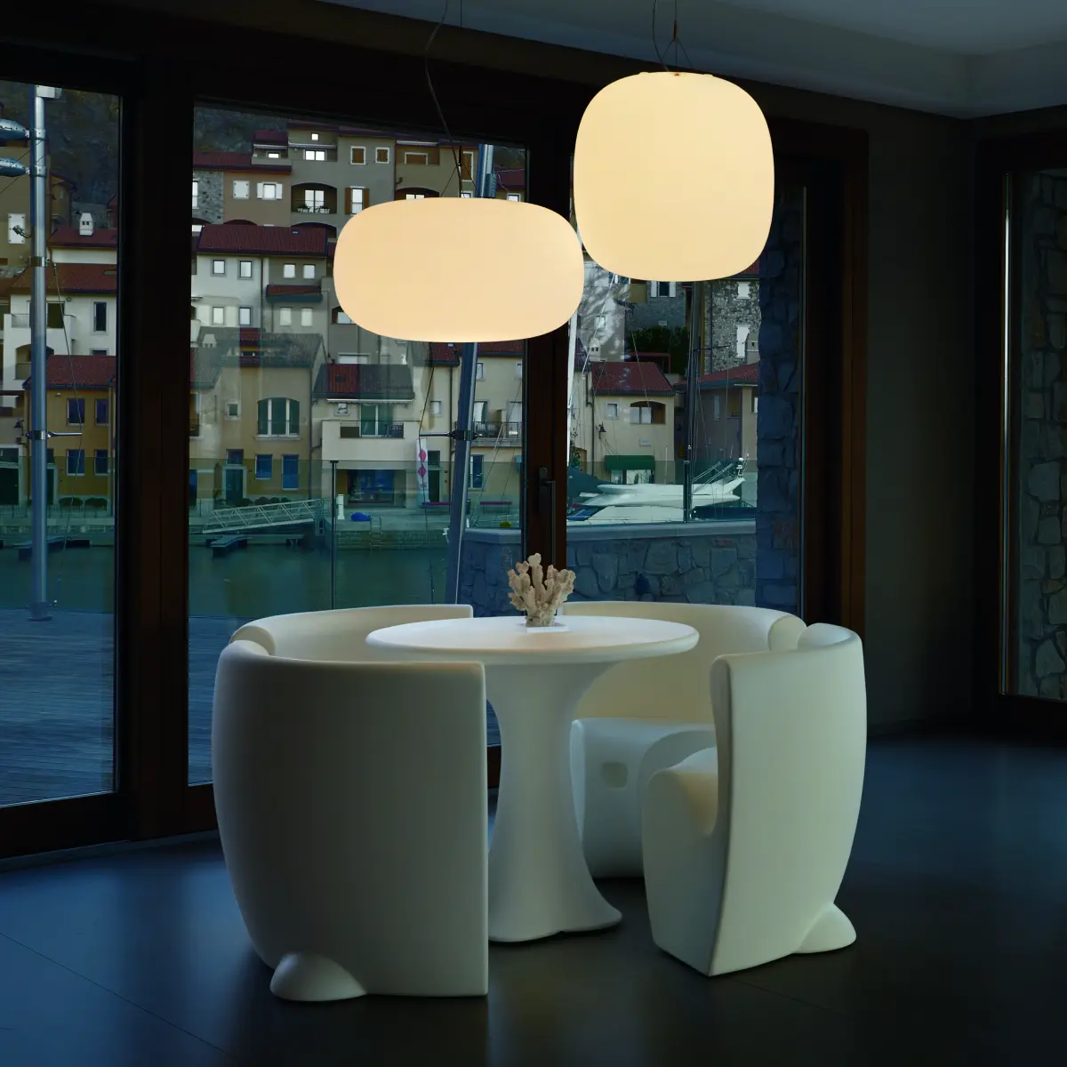 PANDORA S und M Pendelleuchte Ambientebild �ber einem Esstisch