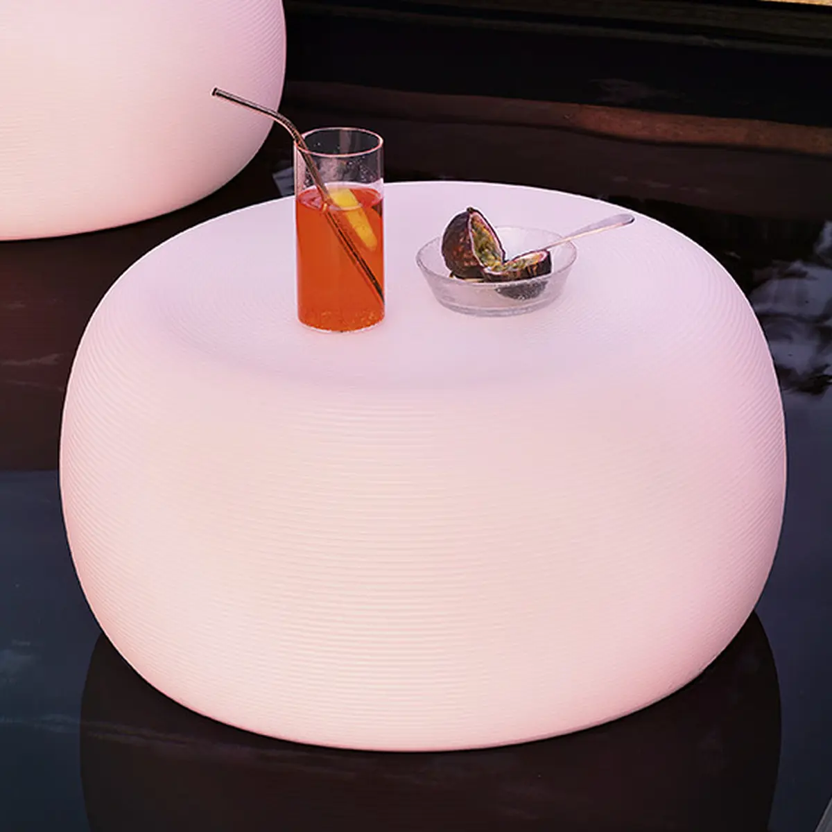 PANDORA Beistelltisch beleuchtet mit einem Getr�nk darauf