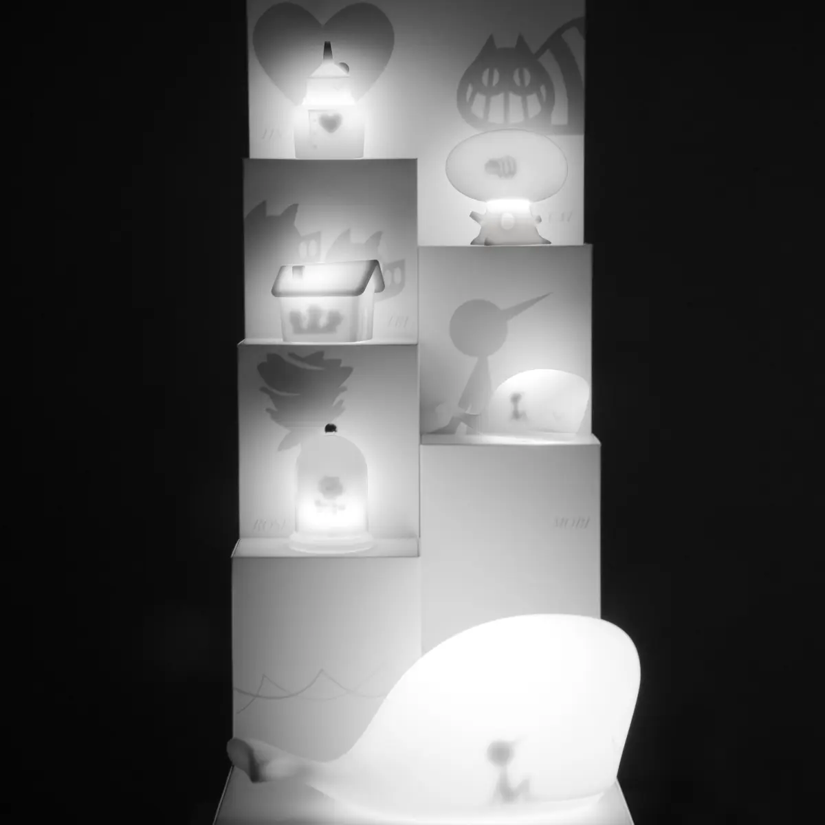 LIGHT TALES Nachtlicht alle Varianten beleuchtet im Regal