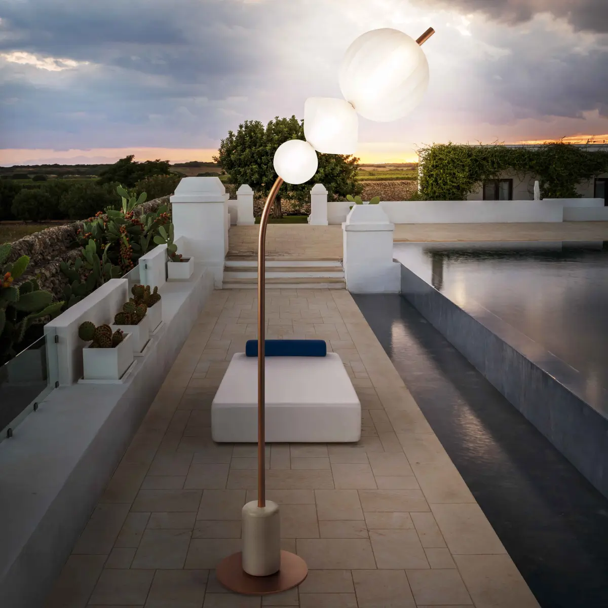 JOY Standleuchte 1 mal mit Mamorsockel beleuchtet