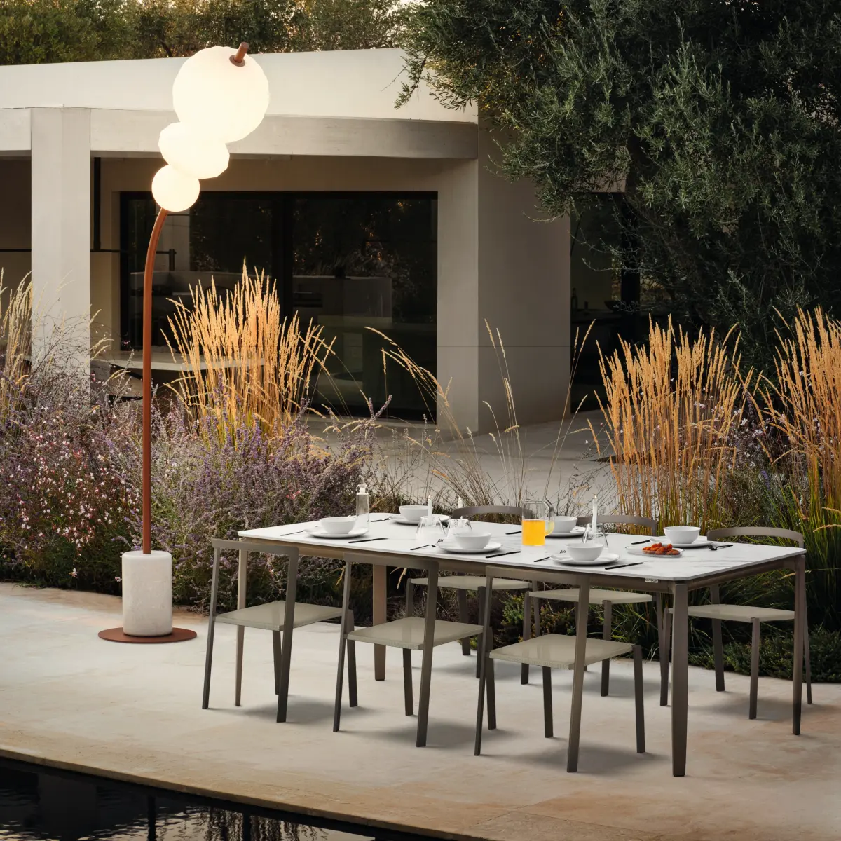 JOY Standleuchte mit einem Mamorsockel beleuchtet