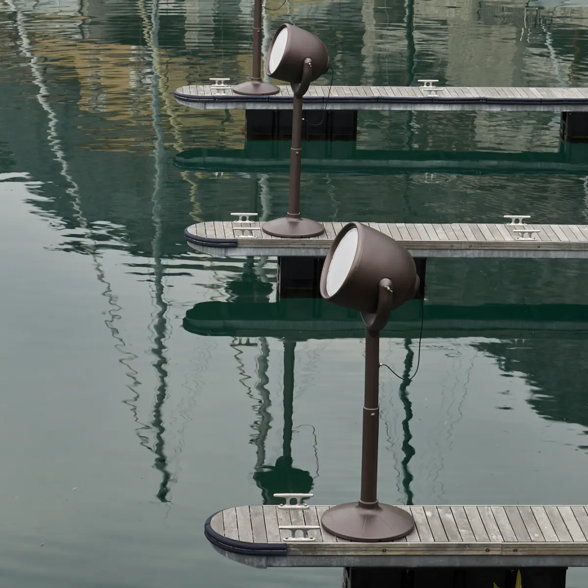 HOLLYWOOD Standleuchte 2 mal in Dark Pearl am Wasser