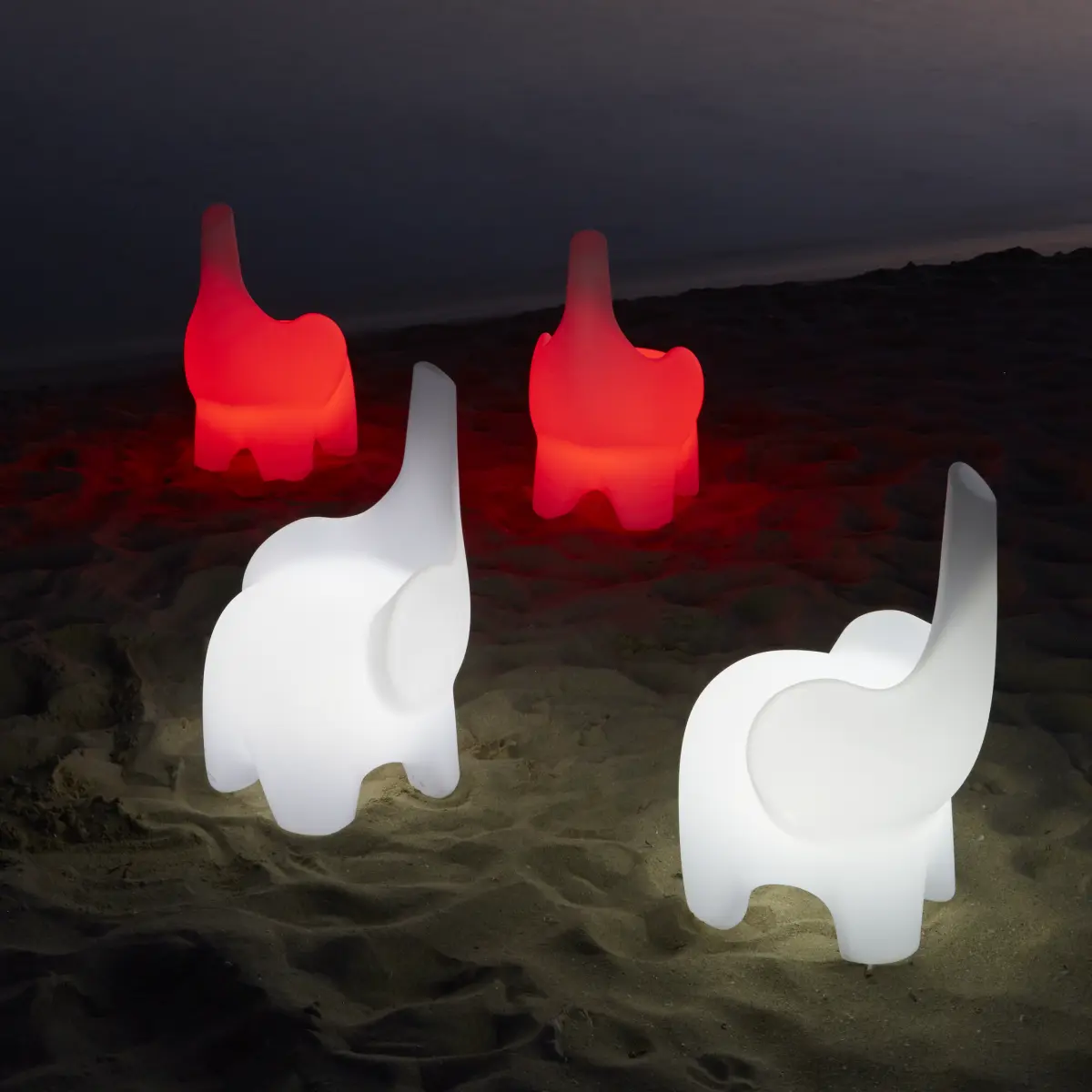 TINO Hocker beleuchtet am Strand