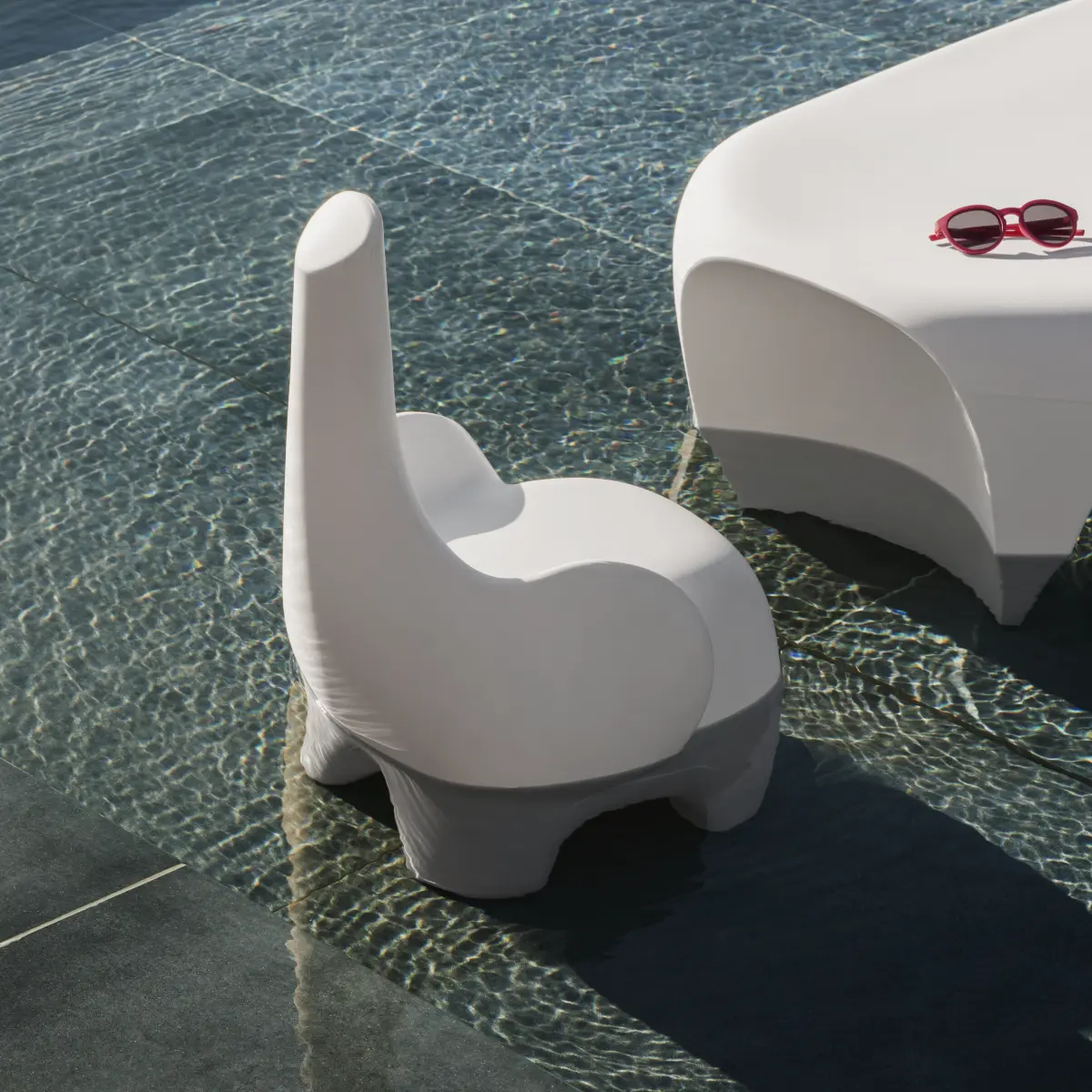 TINO Hocker Weiss im Pool