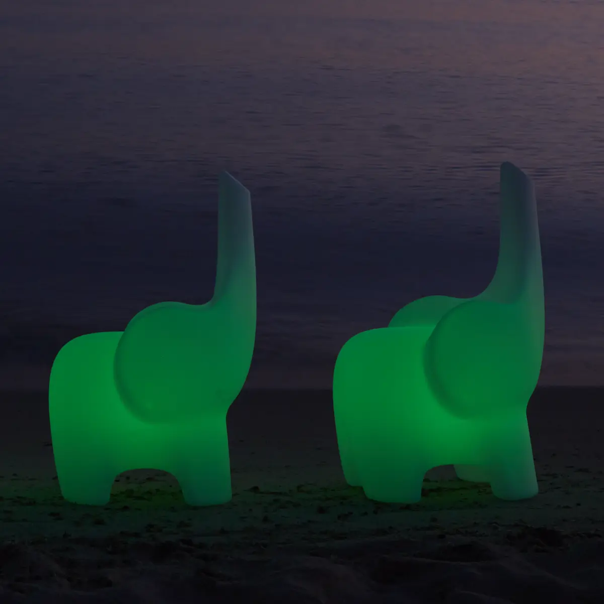 TINO Hocker beleuchtet mit gr�nem Licht am Strand