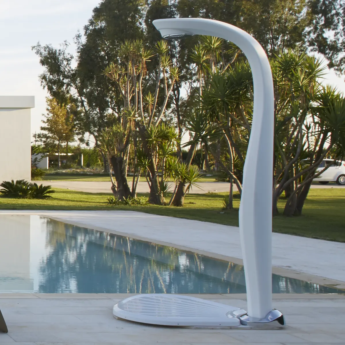 DYNO & PAW Dusche draussen am Pool