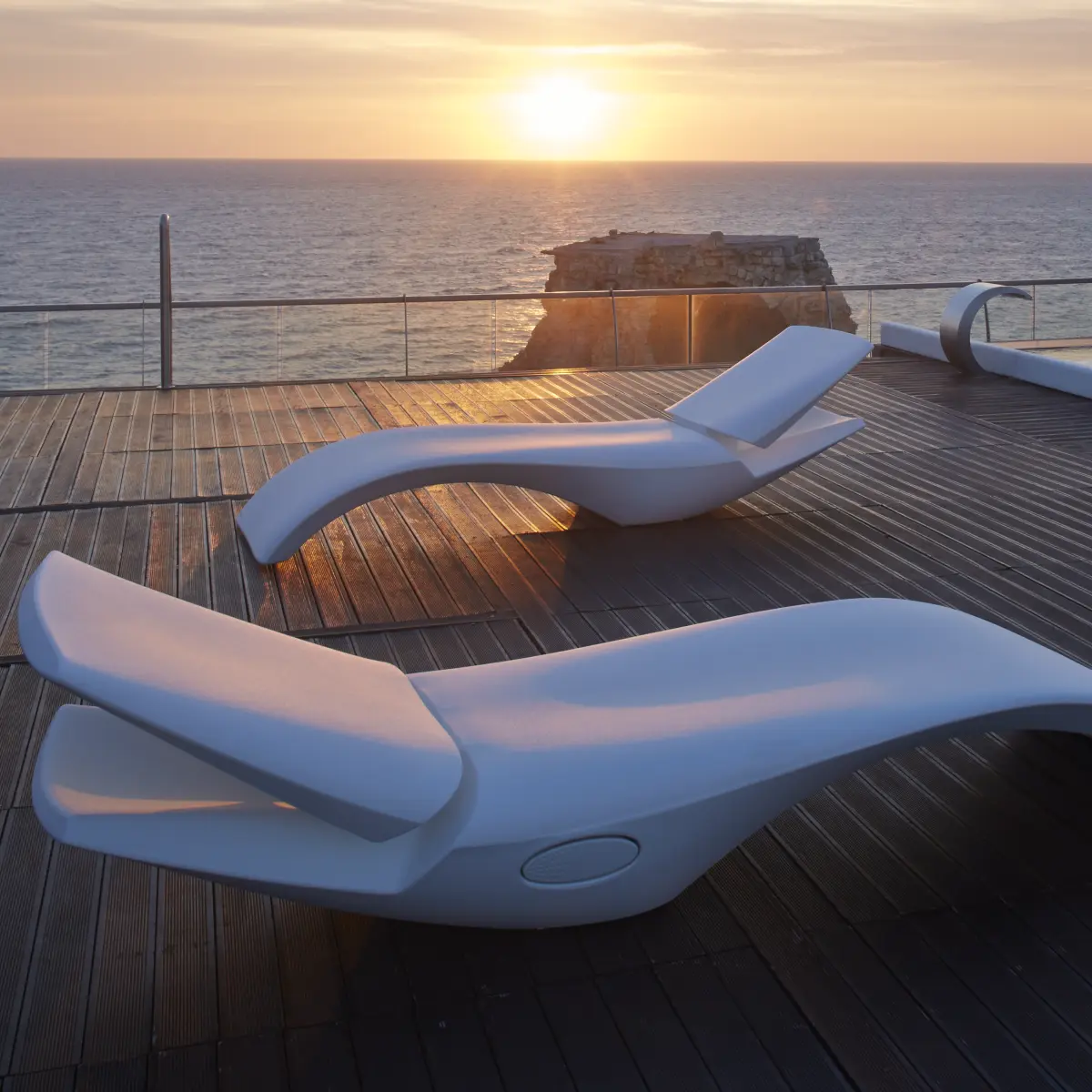 ZOE Sonnenliege in Weiss im Sonnenuntergang