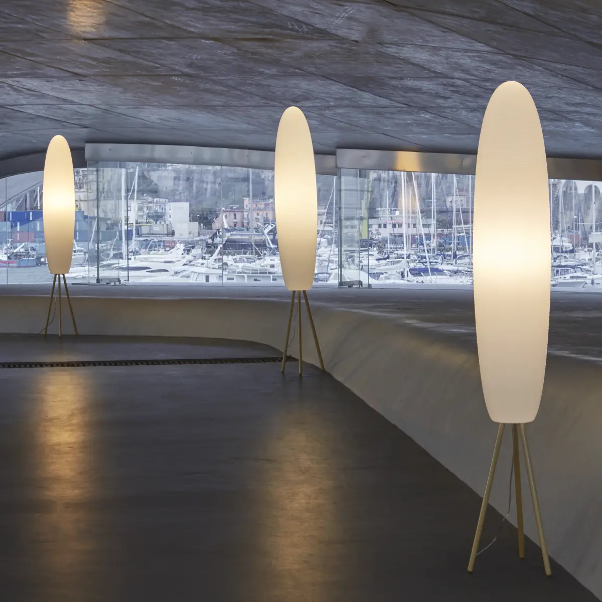 PANDORA 3 Standleuchte XL mit Holzbeinen beleuchtet