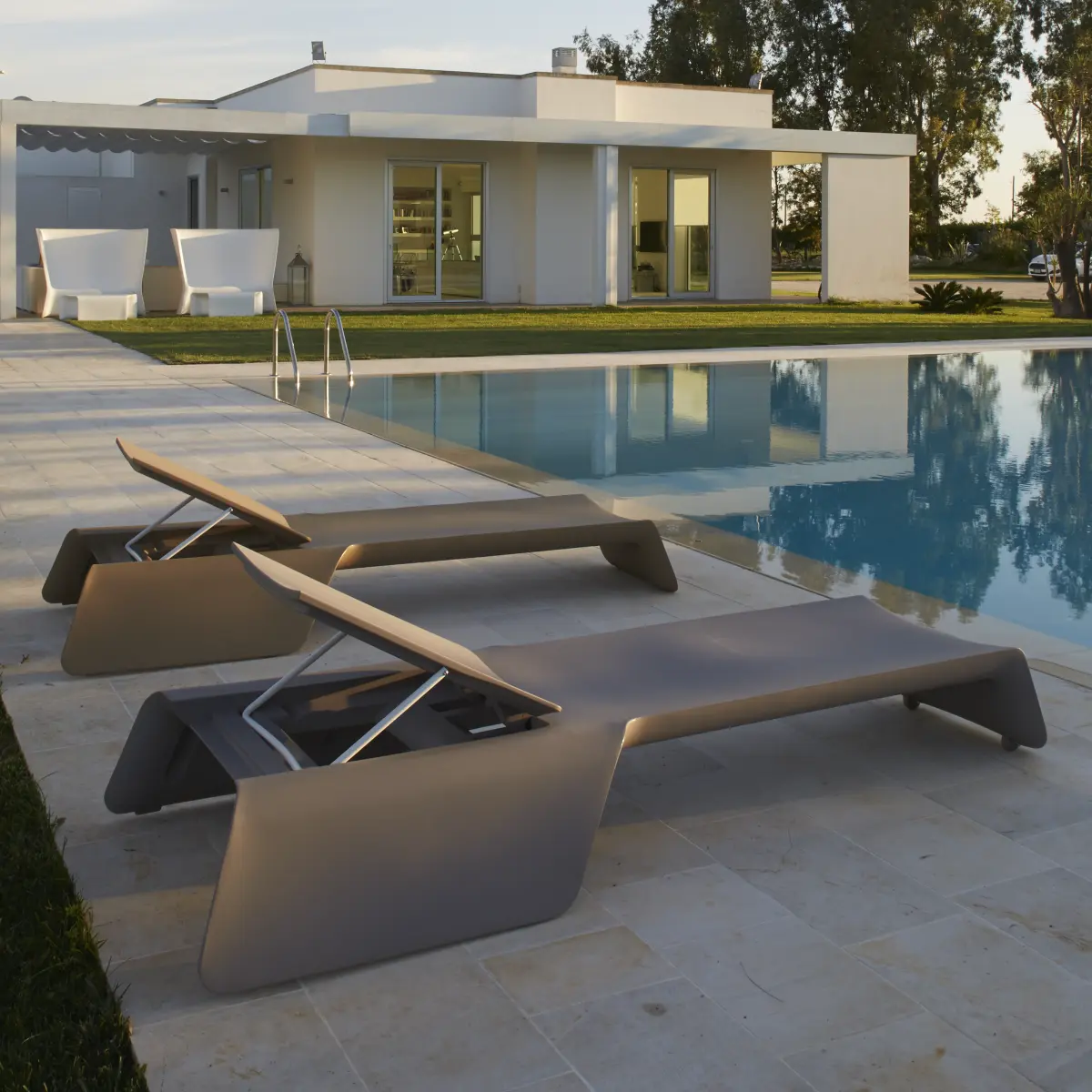 NOVA Sonnenliege Beige am Pool