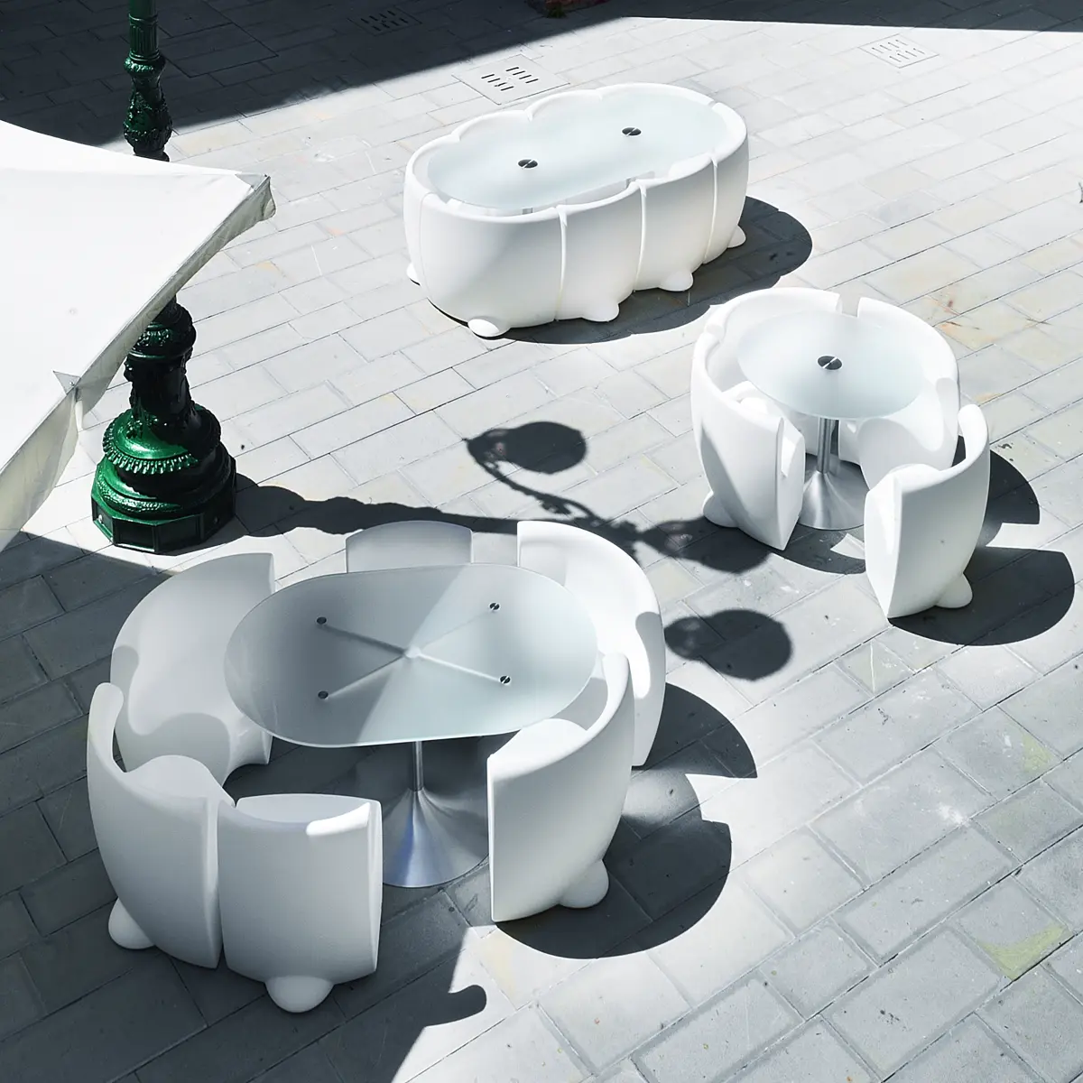 RHONDA Sessel in Wei� in verschiedenen Positionen an verschiedenen Tischen Ambientebild