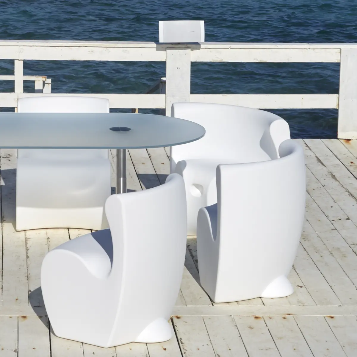 RHONDA Sessel in Wei� an einem Tisch Ambientebild