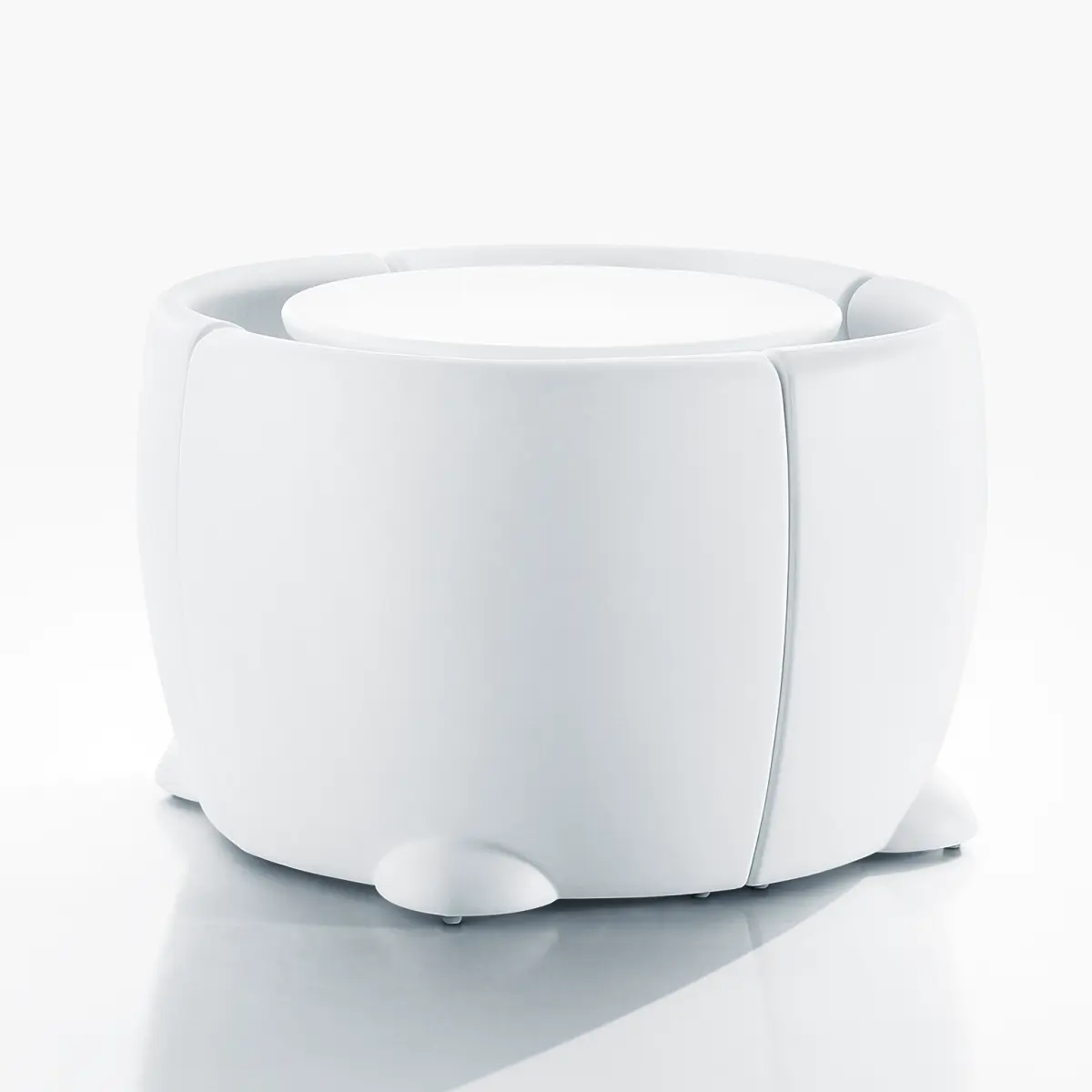 RHONDA Sessel 4 mal zusammen geschoben an einem Tisch