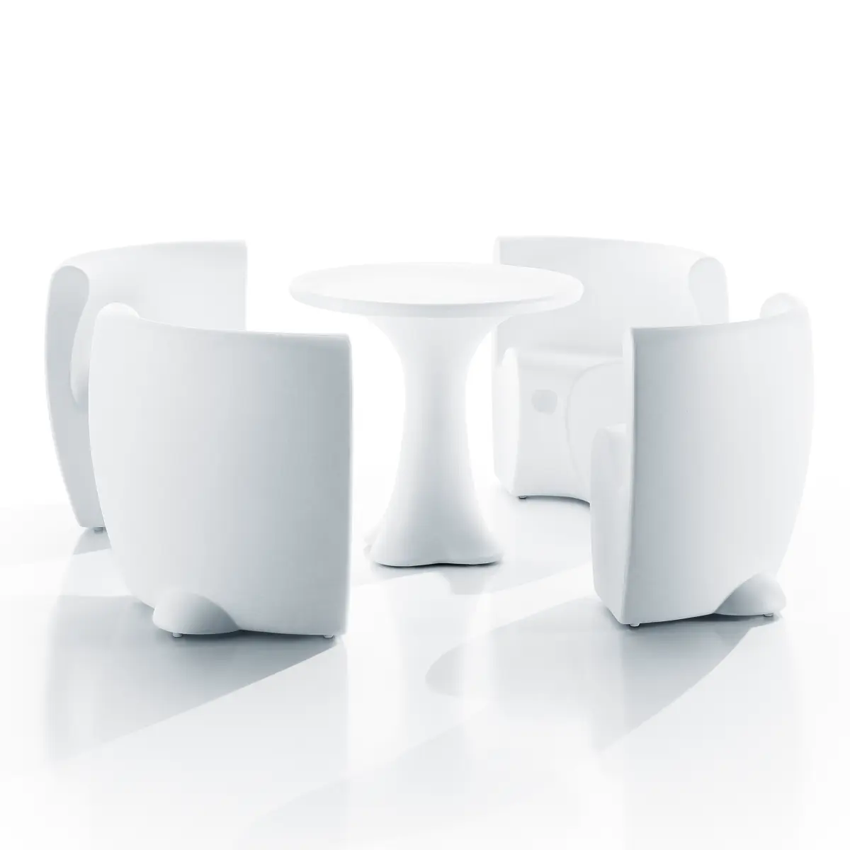 RHONDA Sessel 4 mal an einem Tisch