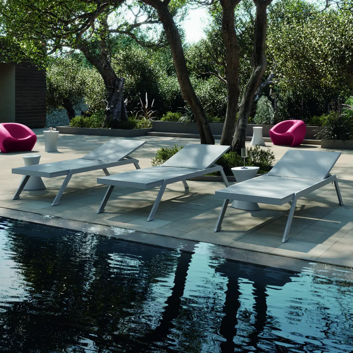 MAJA Sonnenliege 3 mal in Wei� am Pool Ambientebild