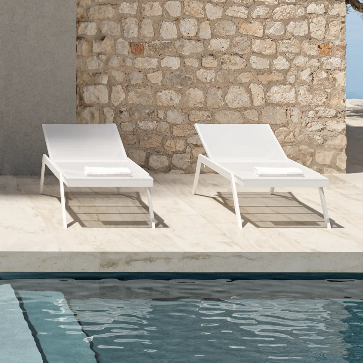 MAJA Sonnenliege 2 mal in Wei� am Pool Ambientebild