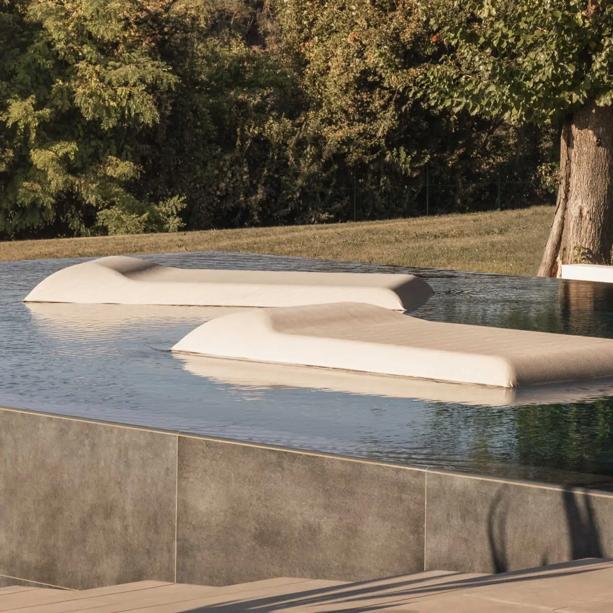 LOUIS Sonnenliege 2 mal in Yuta im Pool