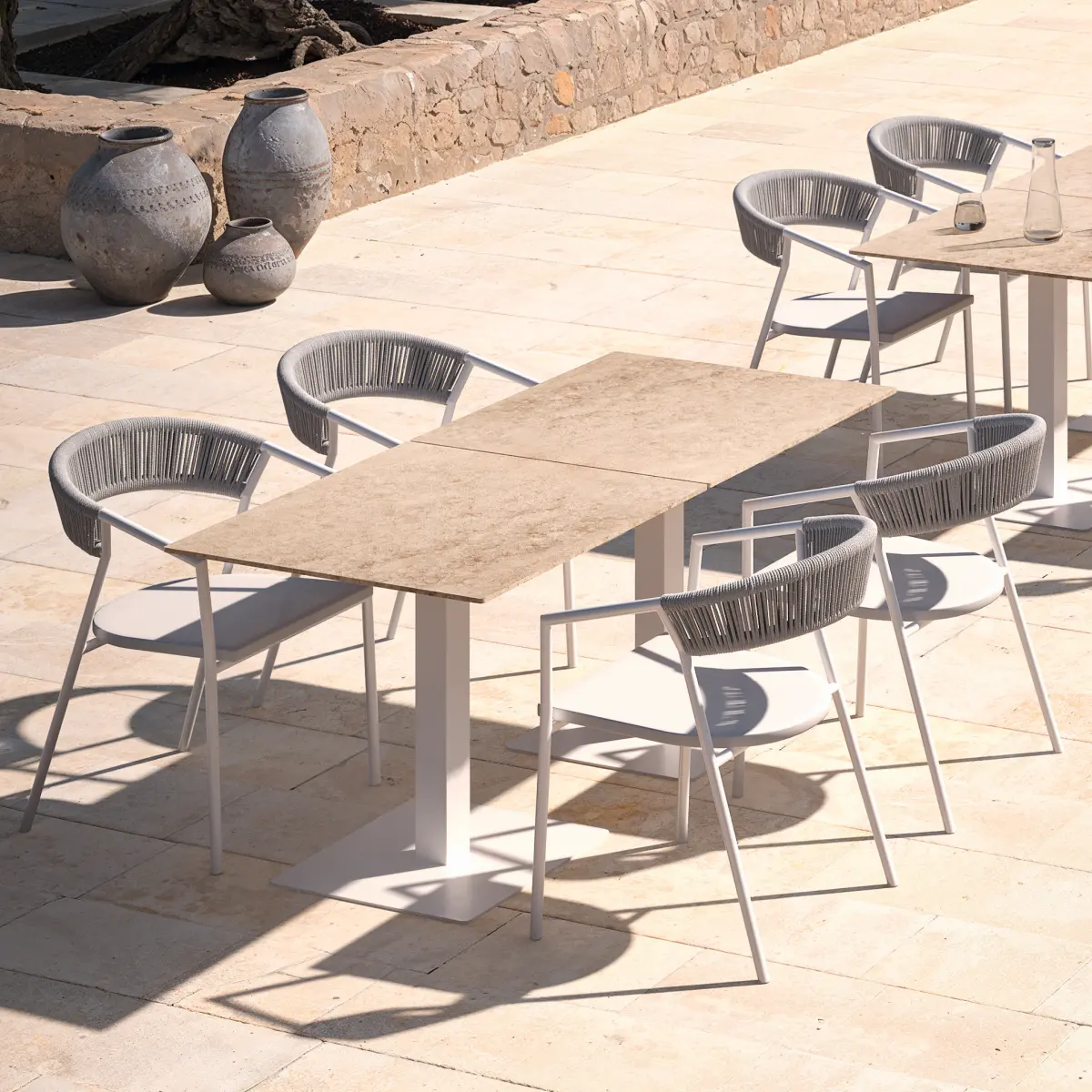 MAJA Stuhl 6 mal in Wei� an einem Tisch Ambientebild