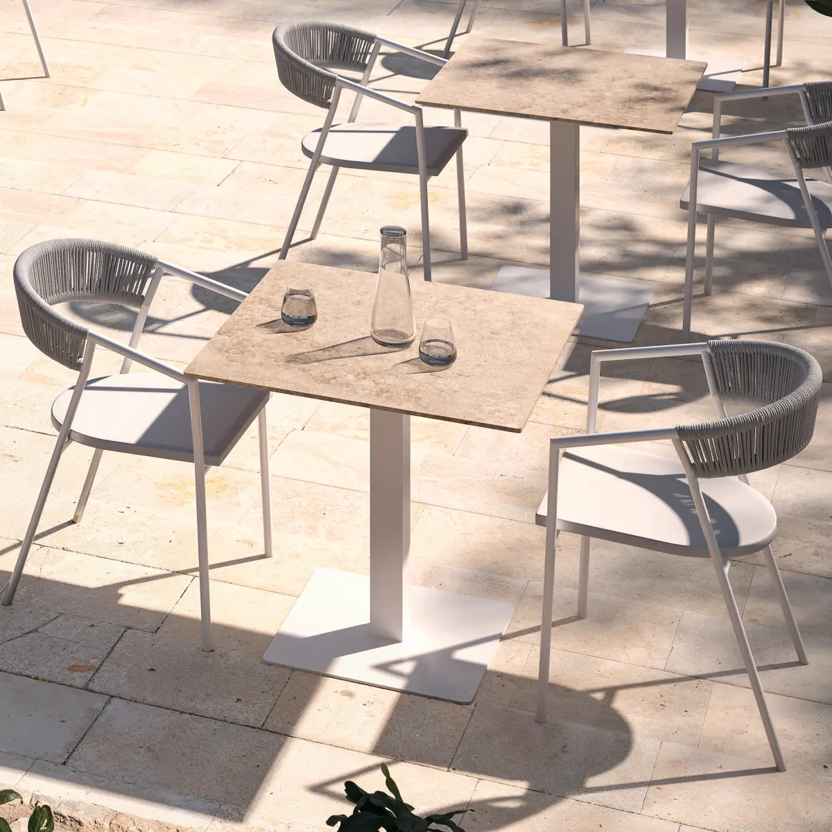 MAJA Stuhl 4 mal in Wei� an einem Tisch