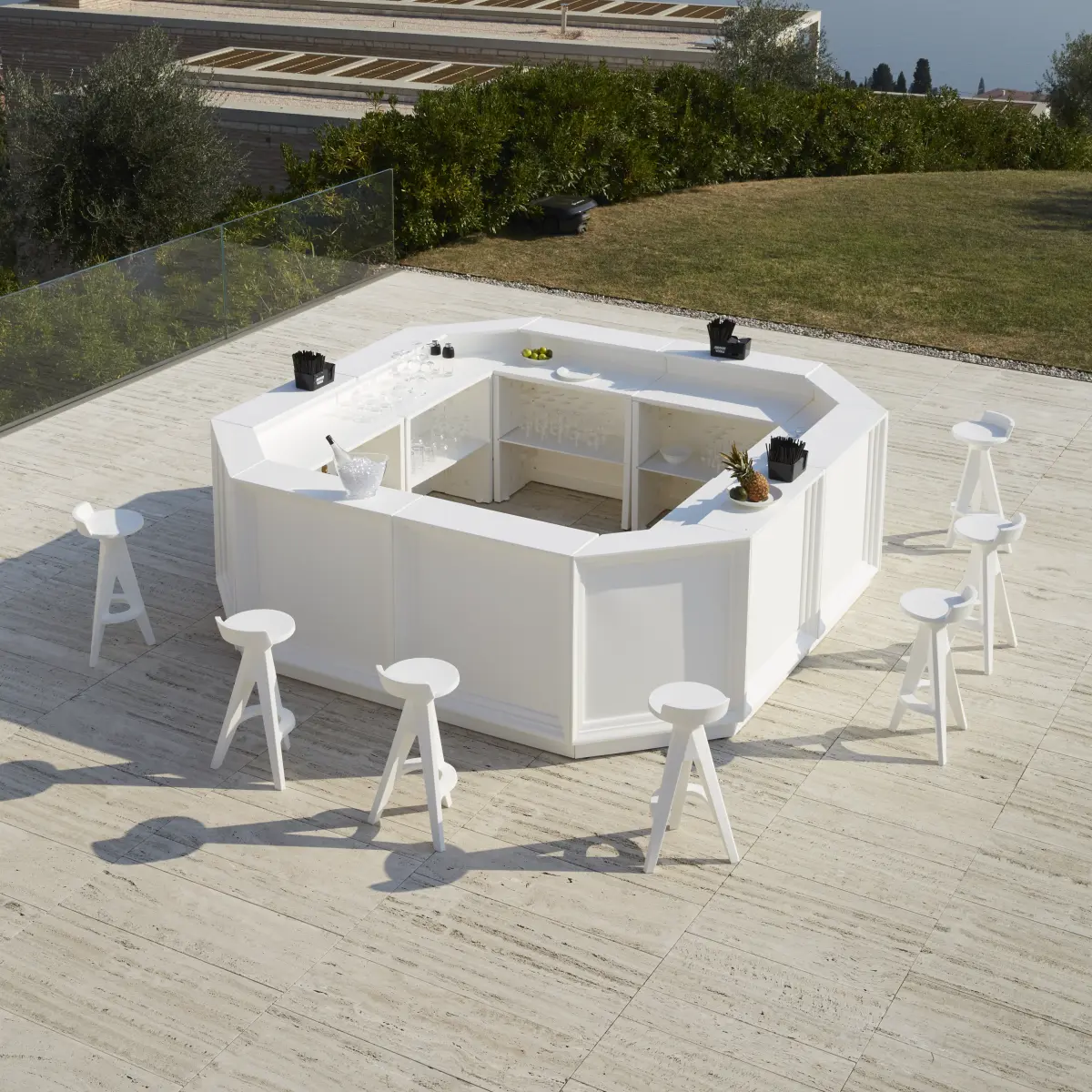 OXFORD Stuhl Wei� 7 mal an einer Bar Ambientebild