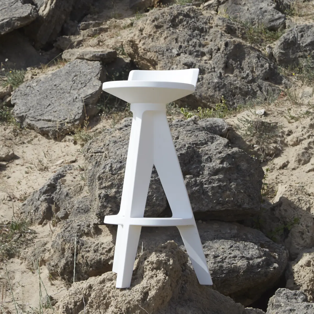 OXFORD Stuhl Wei� auf einem Fels Ambientebild