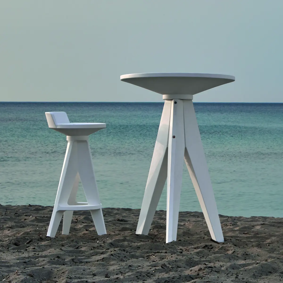 OXFORD Stuhl Wei� an einem Tisch am Meer Ambientebild