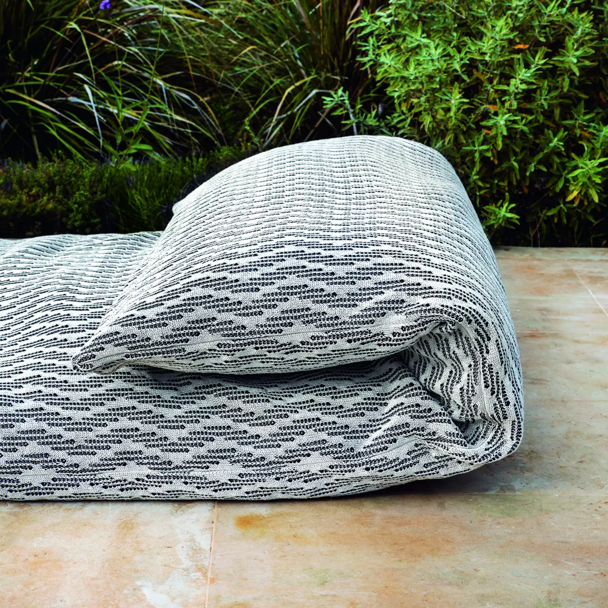 WAVE BED Sonnenliege Kopfkissen Nahaufnahme