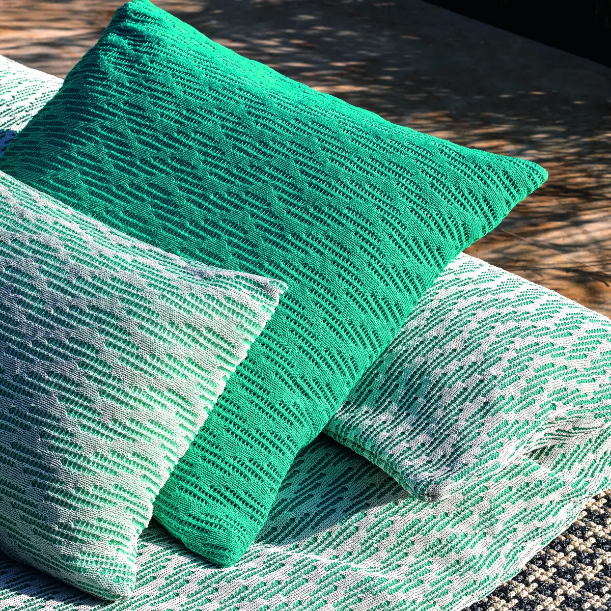 WAVE BED Sonnenliege Nahaufnahme mit anderen Kissen