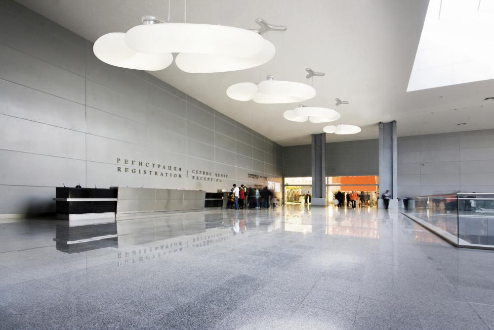 BLADE Pendelleuchte in einer großen Halle von next Design BLADE Pendelleuchte in einer großen Halle