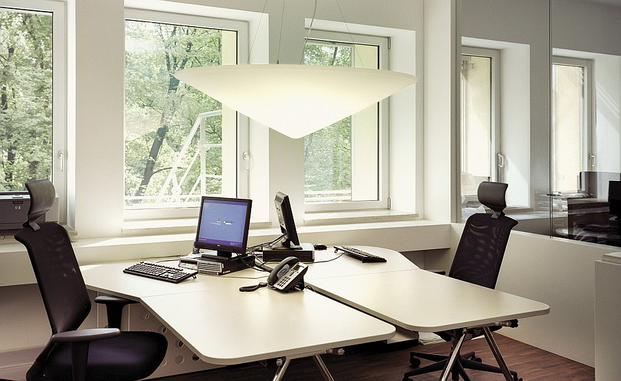 CAO MAO Pendelleuchte, 120 cm Durchmesser über zwei Schreibtischen von next Design CAO MAO Pendelleuchte, 120 cm Durchmesser über zwei Schreibtischen